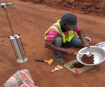 Mesure de compacité sur couche de fondation ; voirie 5 villas , Lomé (Togo)